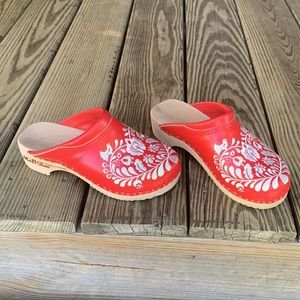 NEW Genuine red leather/white embroidered clogs handmade by artist in Hungary 7